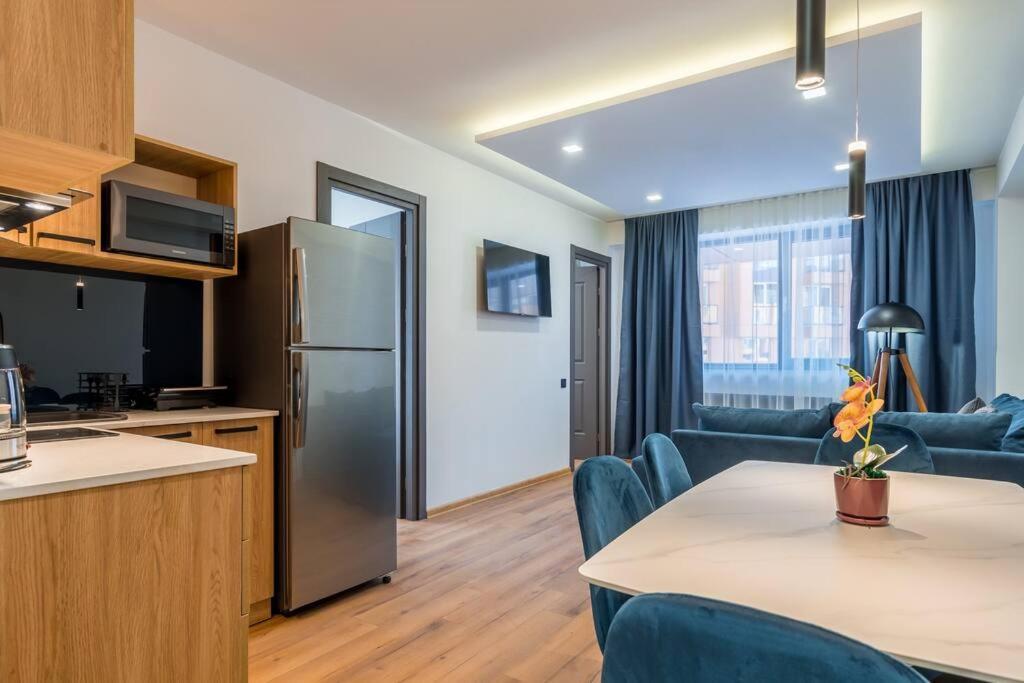 Spacious 2-Bed. Perfect For Family & Friends กูเดาริ ภายนอก รูปภาพ